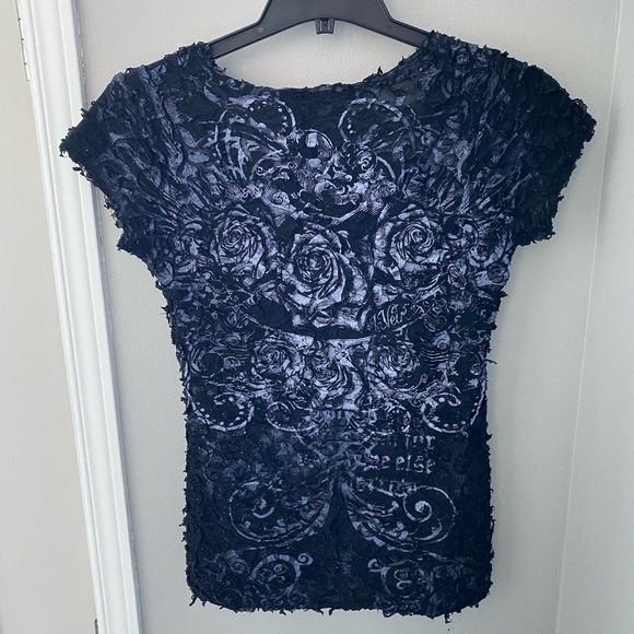 In Vein • Black short sleeve shirt w roses print - Picture 6 of 8